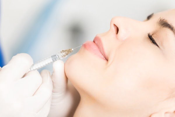 La ce să te aștepți după injectarea buzelor cu acid hialuronic?