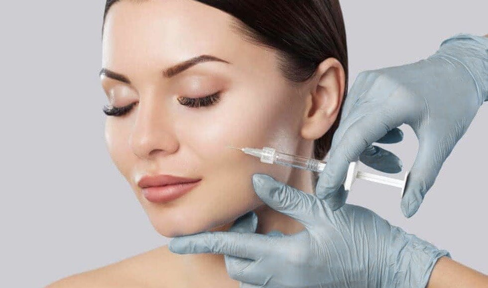 Mărirea buzelor cu acid hialuronic injectabil – cât este de eficientă și cât costă?